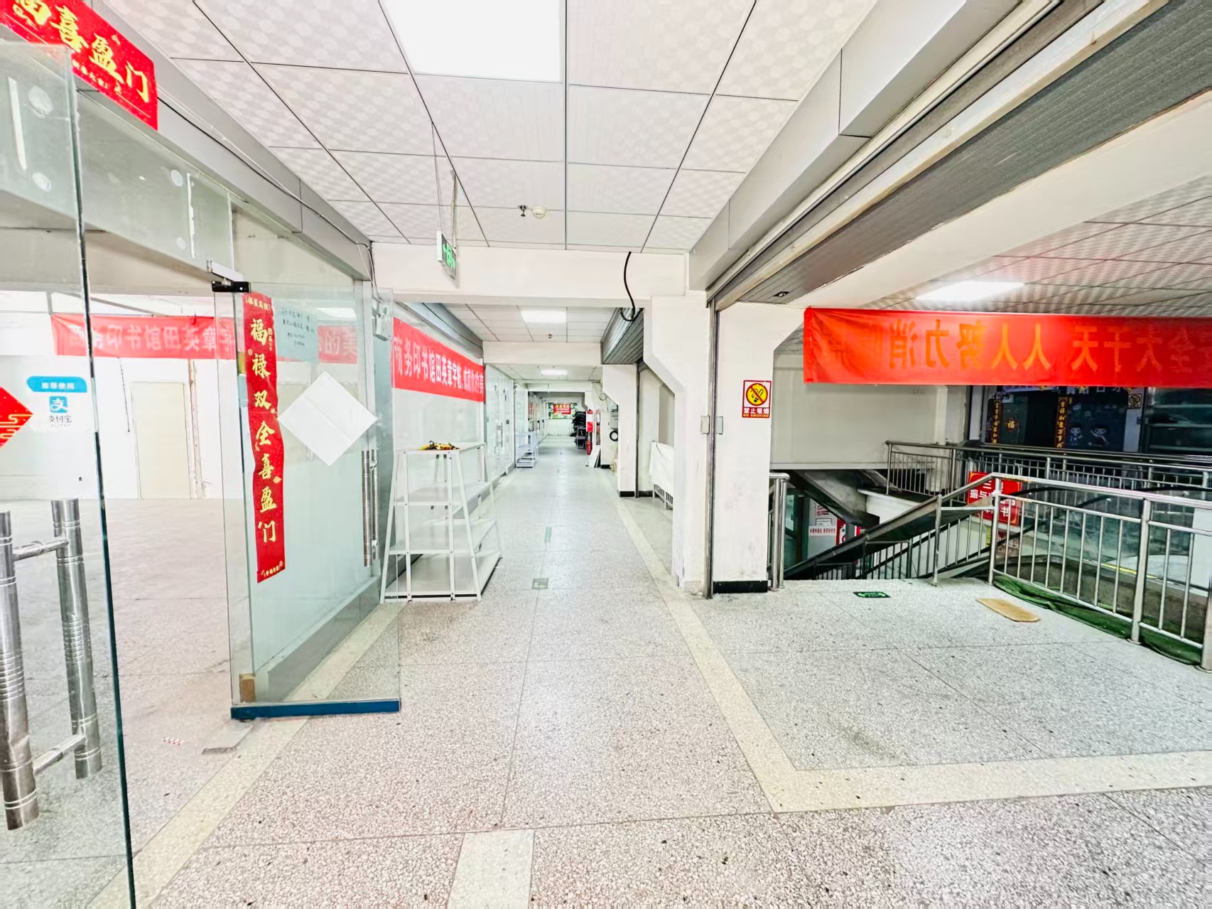 西工区引入人工智能技术应用场景，推动AI与商业、零售、电商、企业服务等领域融合发展。