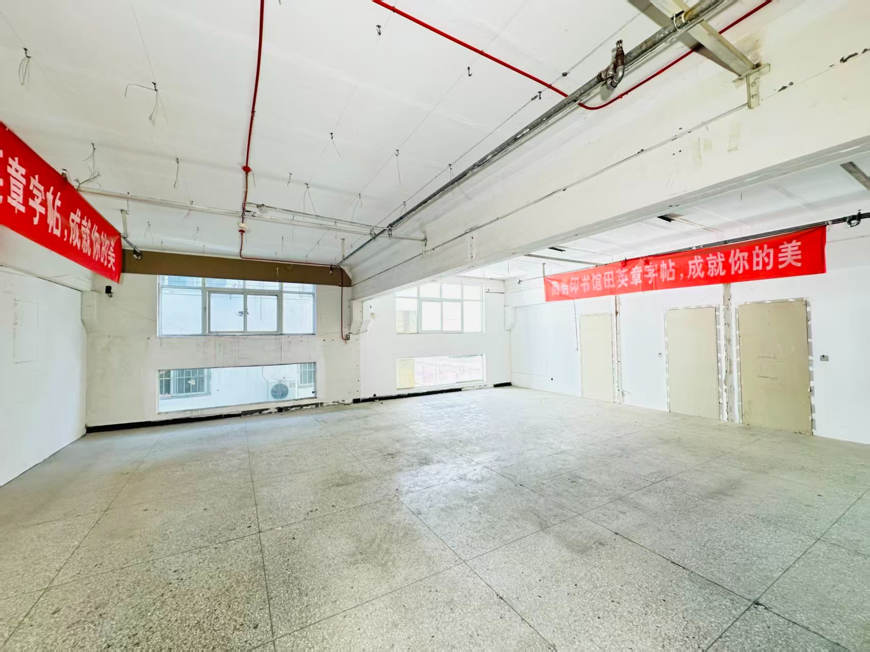 西工区重点吸引人工智能应用、数字经济、电商直播、智能制造服务、软件开发、科技创新企业及创业团队入驻